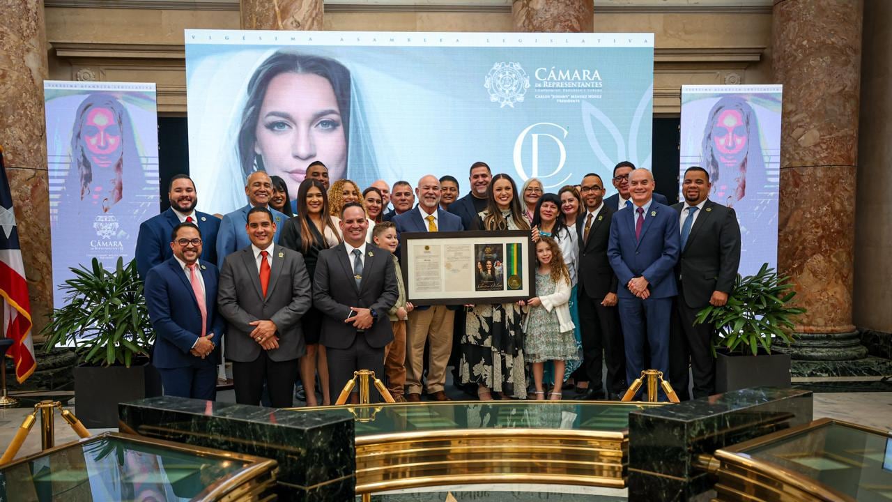 Cámara de Representantes realiza homenaje a cantante de música cristiana Christine D’Clario.