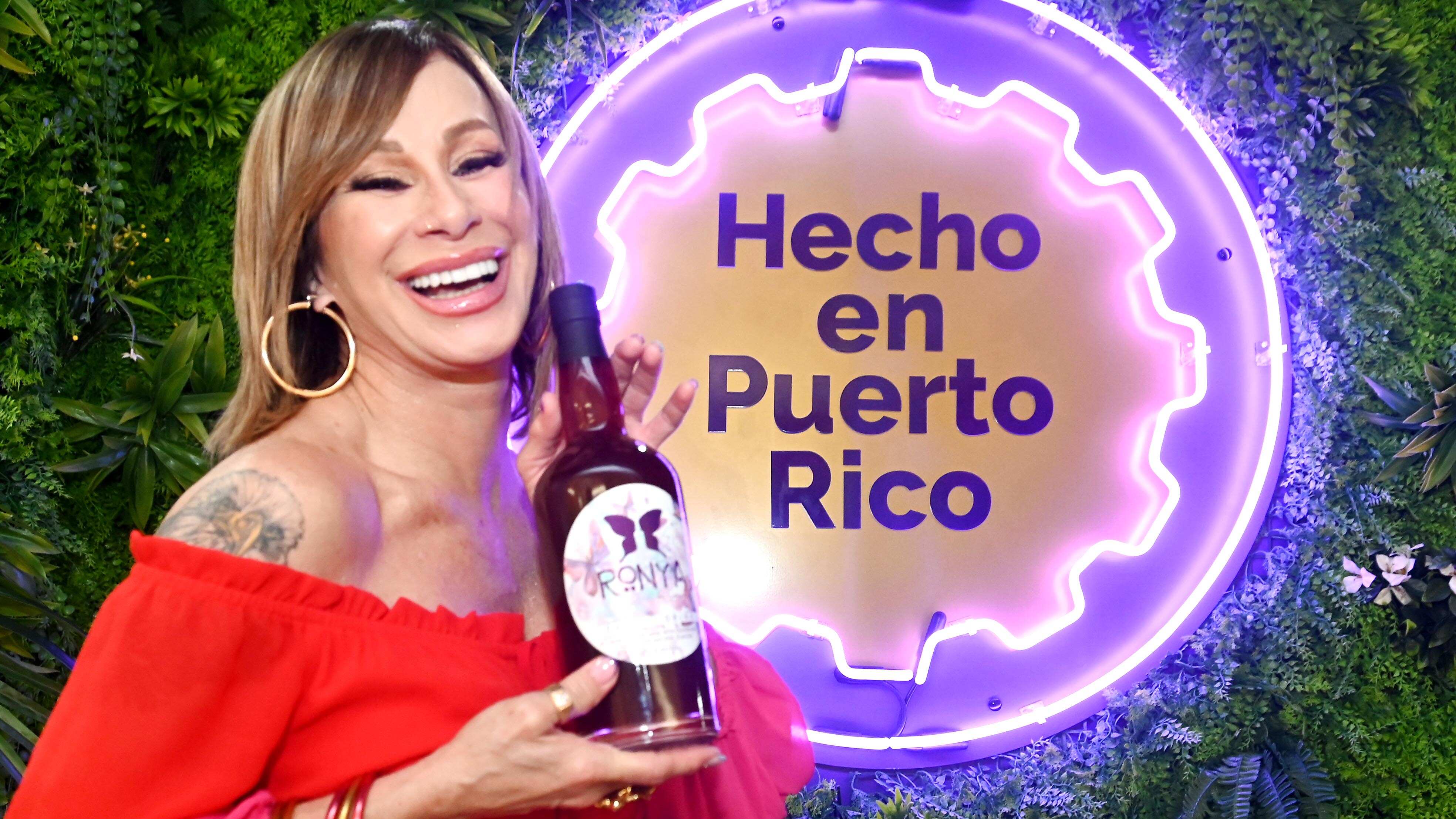 Sonya presenta su ron, Ronya