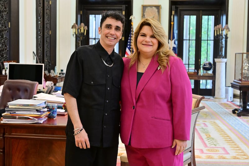 Canco Rodríguez junto a la gobernadora Jenniffer González.