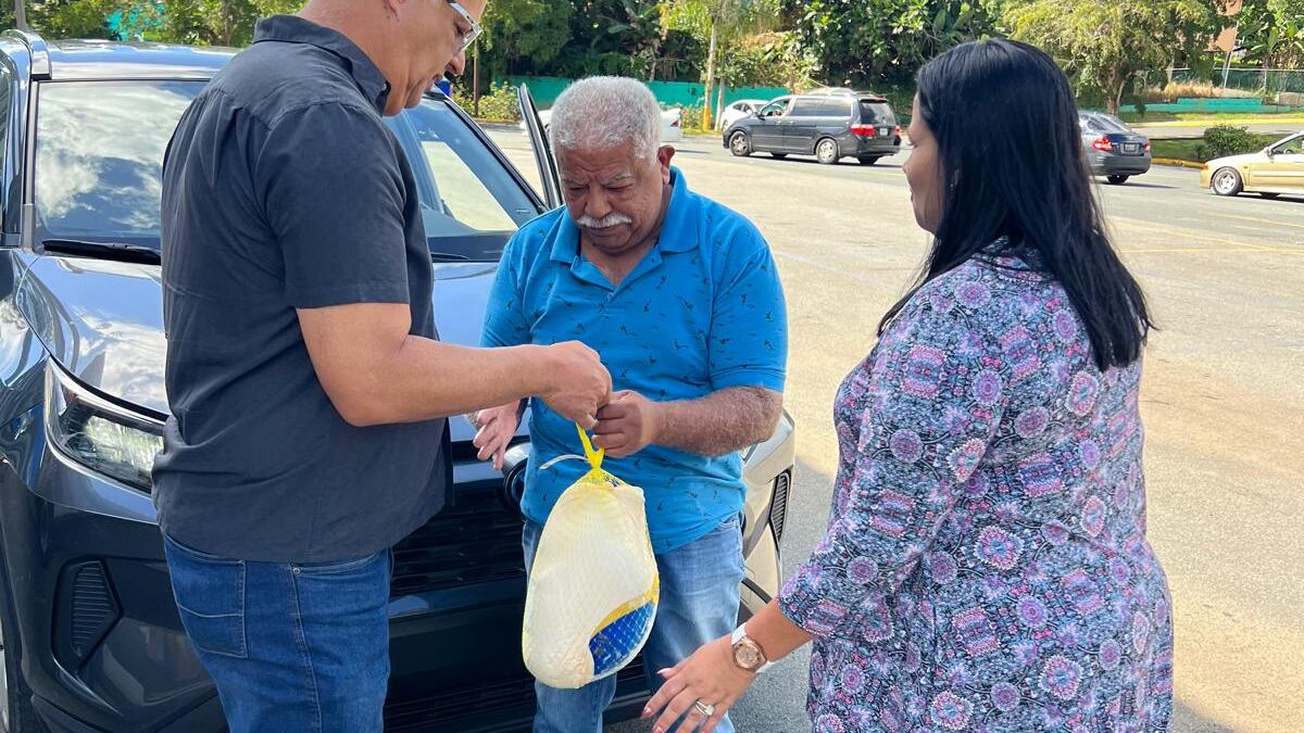 Municipio de Aguas Buenas distribuye pavos a familias en situaciones de vulnerabilidad