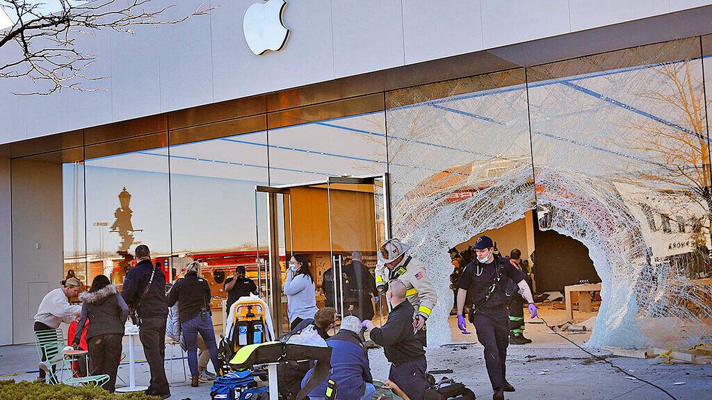 Una camioneta se estrelló contra la tienda de la empresa tecnológica.