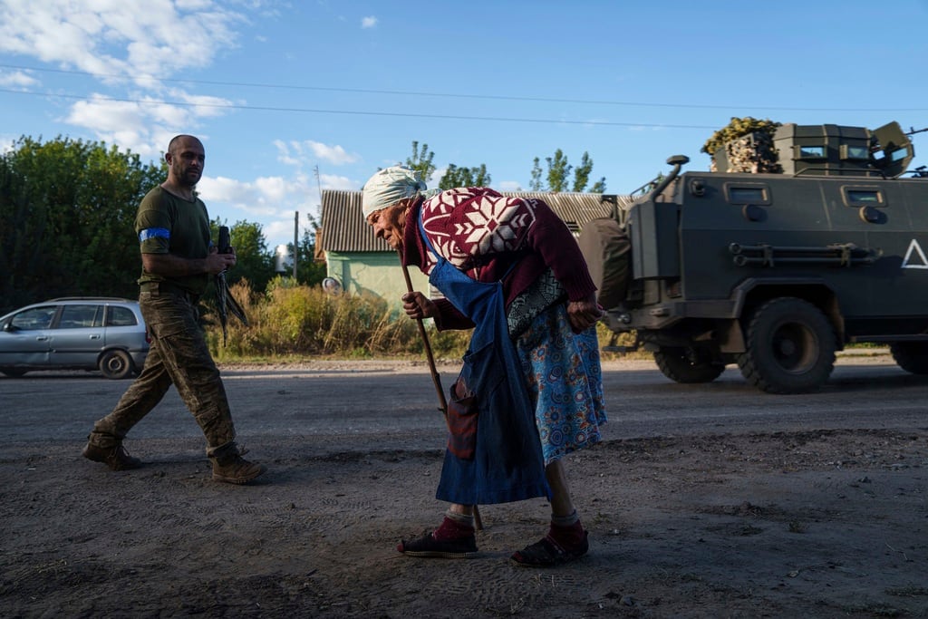 Una anciana camina por la carretera cerca de la frontera entre Rusia y Ucrania, en la región de Sumy, Ucrania, el miércoles 14 de agosto de 2024. (Foto AP/Evgeniy Maloletka)