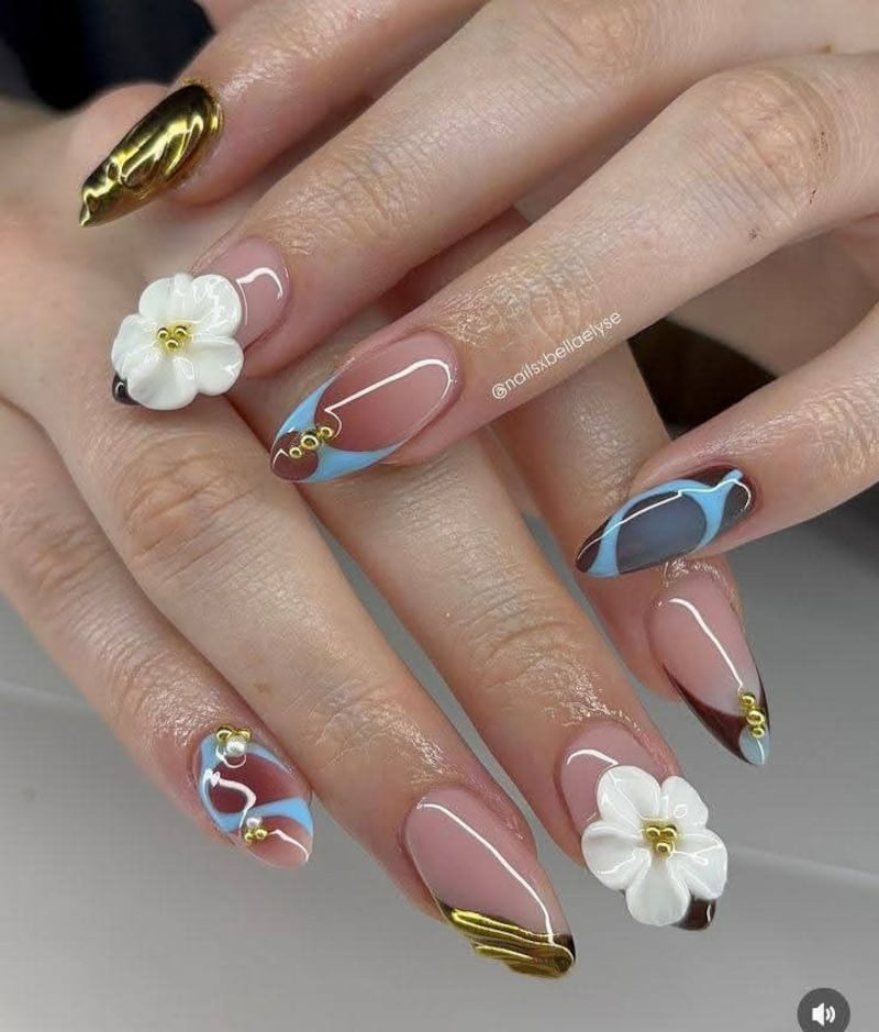 5 ideas de uñas con flores que son diferentes a lo que ya viste antes