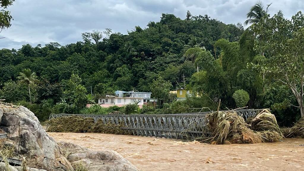 Uno de los puentes en Utuado se derrumbó por completo durante el paso del ciclón Fiona.