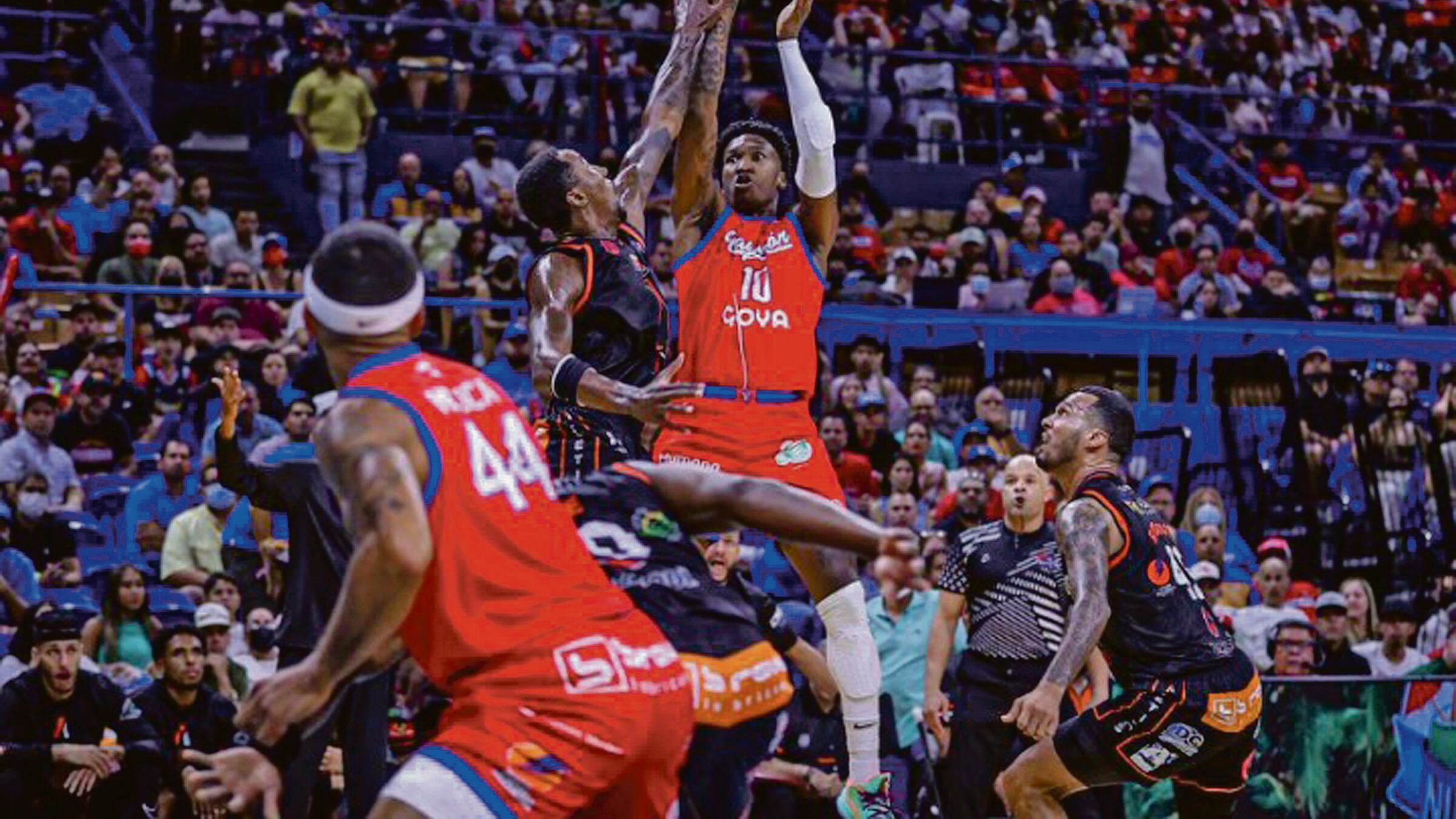 Un jugador del equipo de Bayamón lanza el balón al canasto.