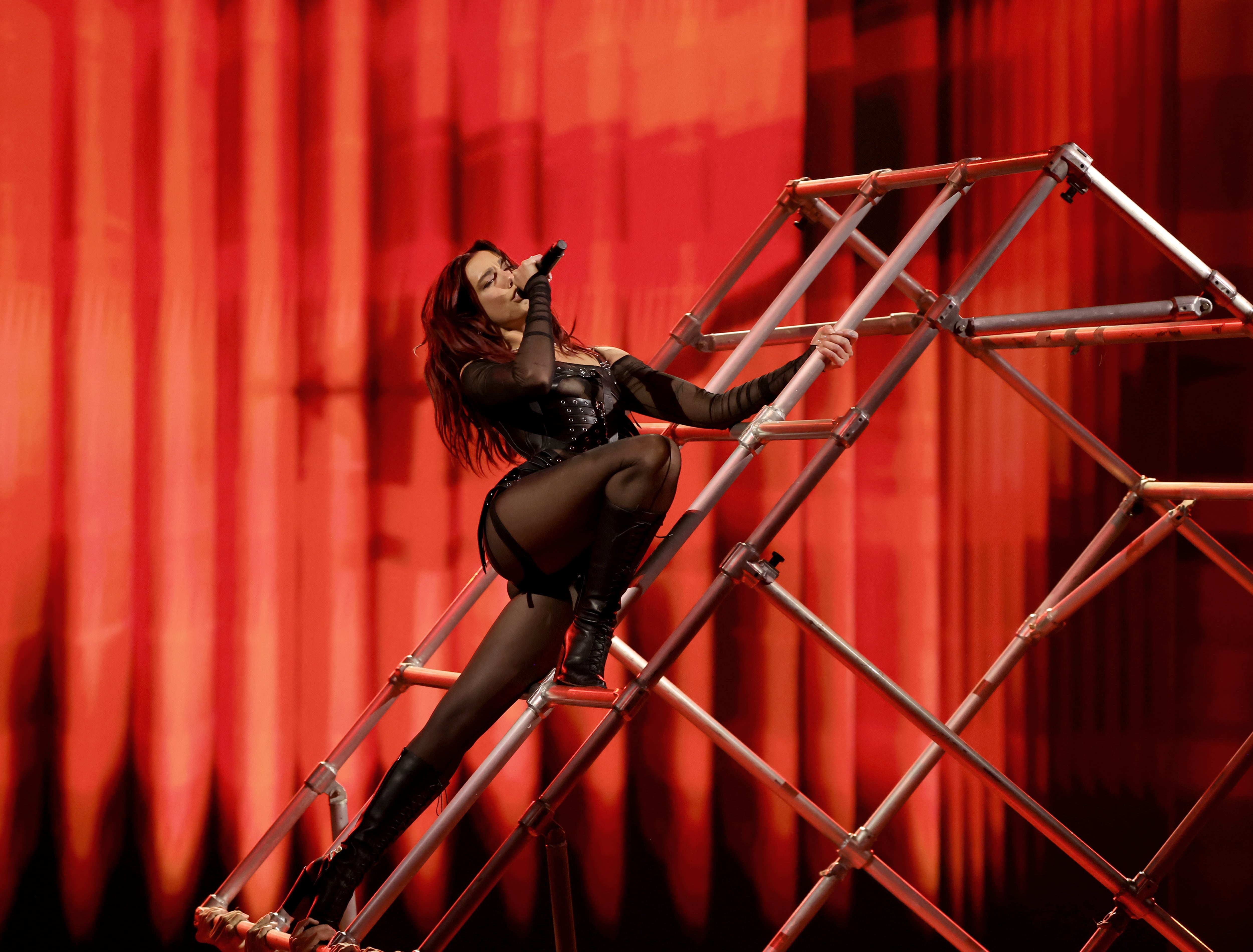 Con su poderoso rango vocal, sus ritmos contagiosos y su estilo único, Dua Lipa llegó a la industria del entretenimiento para darle un nuevo sentido al término de estrella de la música pop. Foto: Getty Images.