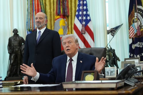 Trump dice que Irán le ha pedido un alto el fuego y que lo considerará si reabre Ormuz