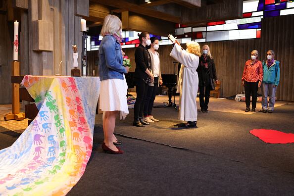 Brigitte Schmidt (derecha), trabajadora pastoral, bendice a una pareja del mismo sexo, Chantal Hoeffer e Ivonne Fuchs, en la iglesia católica St. Johannes XXIII el 10 de mayo de 2021 en Colonia, Alemania. (Photo by Andreas Rentz/Getty Images)