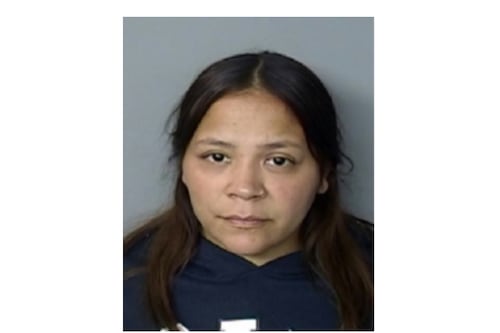 Arrestan a mujer que se hizo pasar por agente de viaje