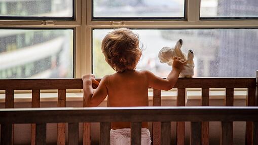 Bebé de 1 año mató a otro de 8 meses en una cuna