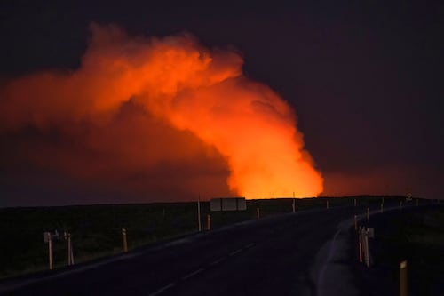 Un volcán hace erupción en el suroeste de Islandia y envía lava hacia una población