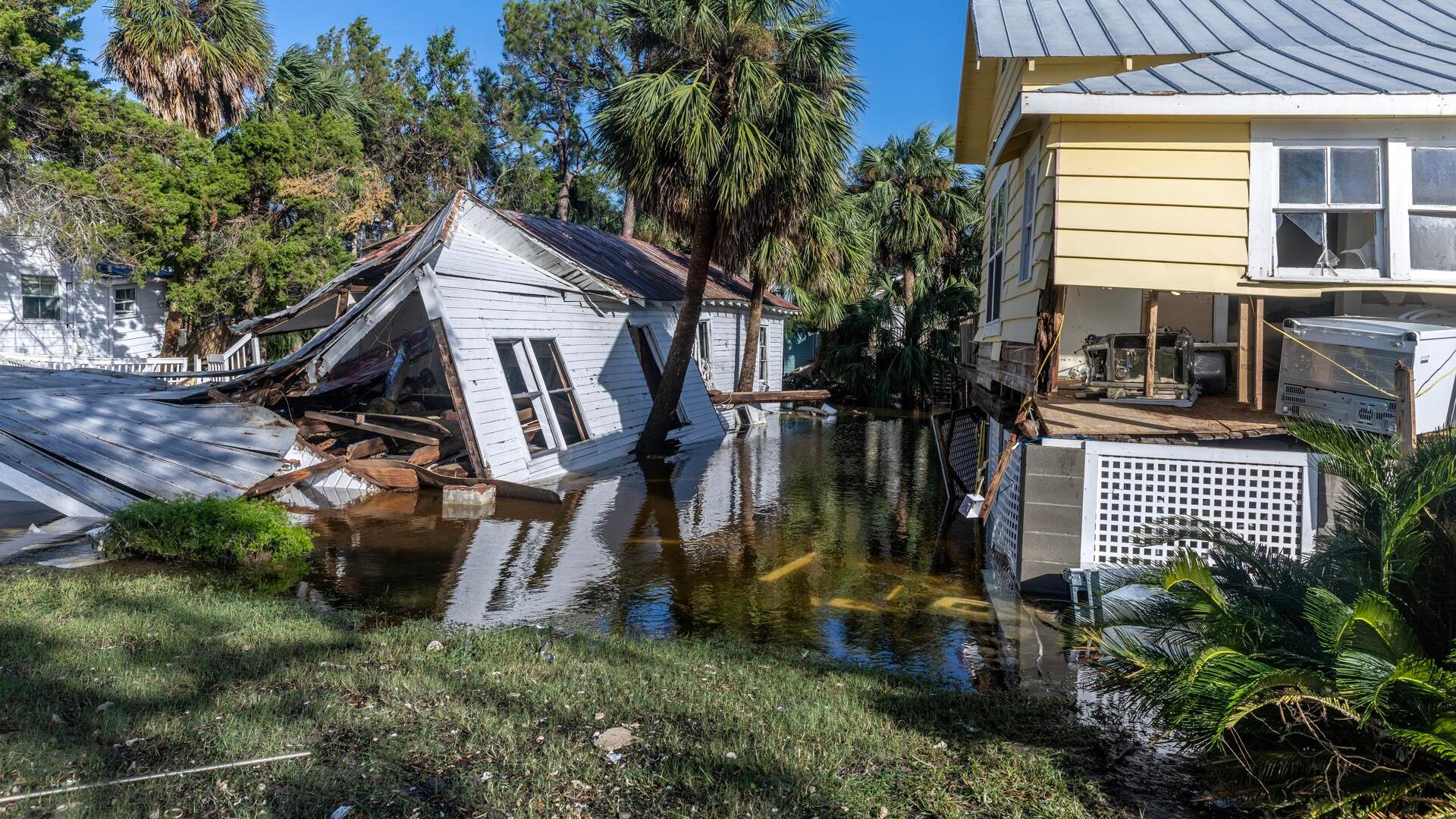 El paso del huracán Helene por los Estados Unidos ha dejado un saldo preliminar de 44 muertos en cinco estados.