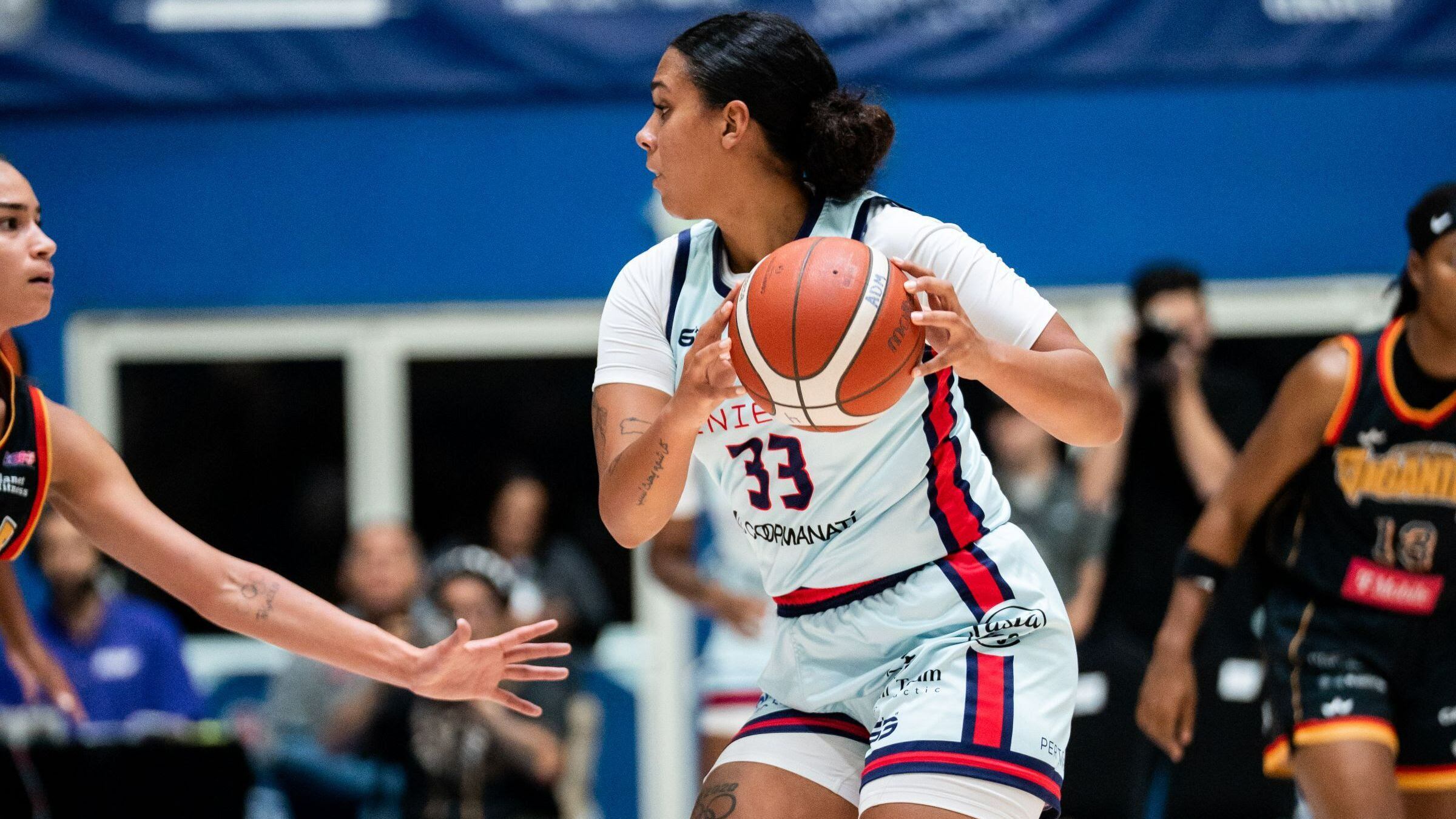 India Pagán (con el balón) junto a Kaela Hilaire lideraron a las Atenienses con 21 puntos cada una.