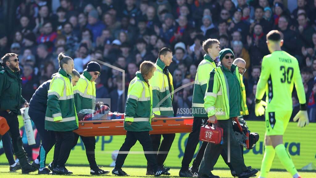 Jean-Philippe Mateta del Crystal Palace sale en camilla tras recibir un taconazo en la cabeza en el encuentro de la Copa FA ante Millwall el sábado primero de marzo del 2025. (AP Foto/Ian Walton)