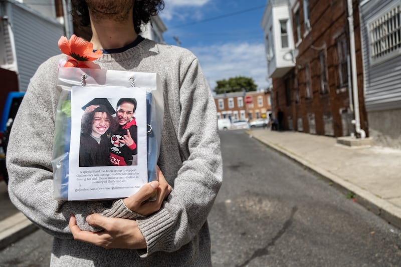 Tras la muerte de su padre, en la comunidad se repartió una hoja con información para recaudar fondos para Guillermo. La hoja incluía una foto de ambos, sonrientes, tomada el día en que Guillermo se graduó de la escuela superior.