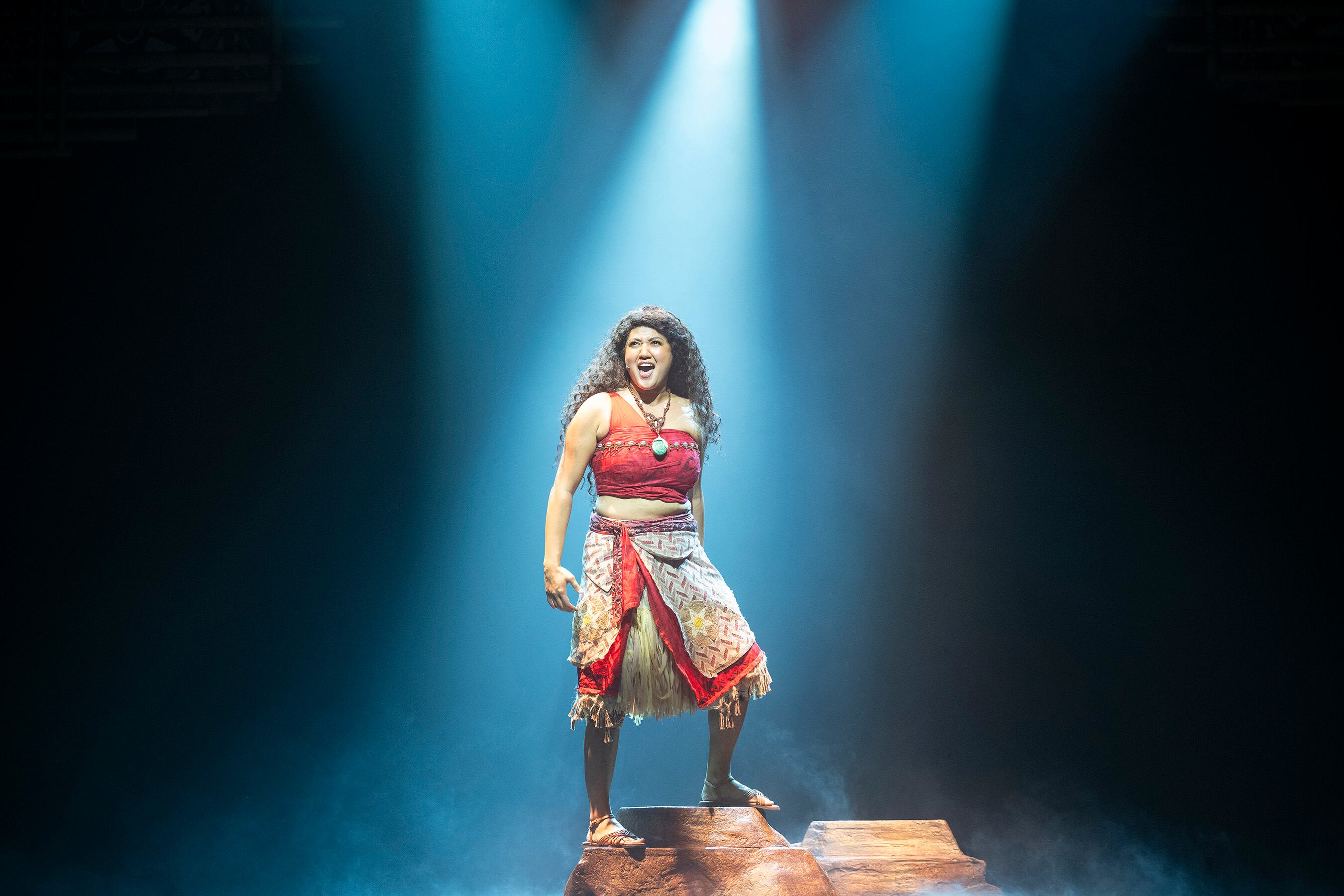 “Disney The Tale of Moana” da vida por primera vez a la historia de aventuras de Moana en el Walt Disney Theatre a bordo del nuevo barco de Disney Cruise Line, el Disney Treasure. Con una escenografía y una música llena de elementos de la cultura de las Islas del Pacífico que inspiran el clásico cuento de iniciación, esta innovadora producción sumergirá al público en una aventura transformadora por tierra y mar. Los visitantes vivirán la historia de Moana como nunca antes, con nuevas canciones, marionetas a gran escala y efectos especiales innovadores.