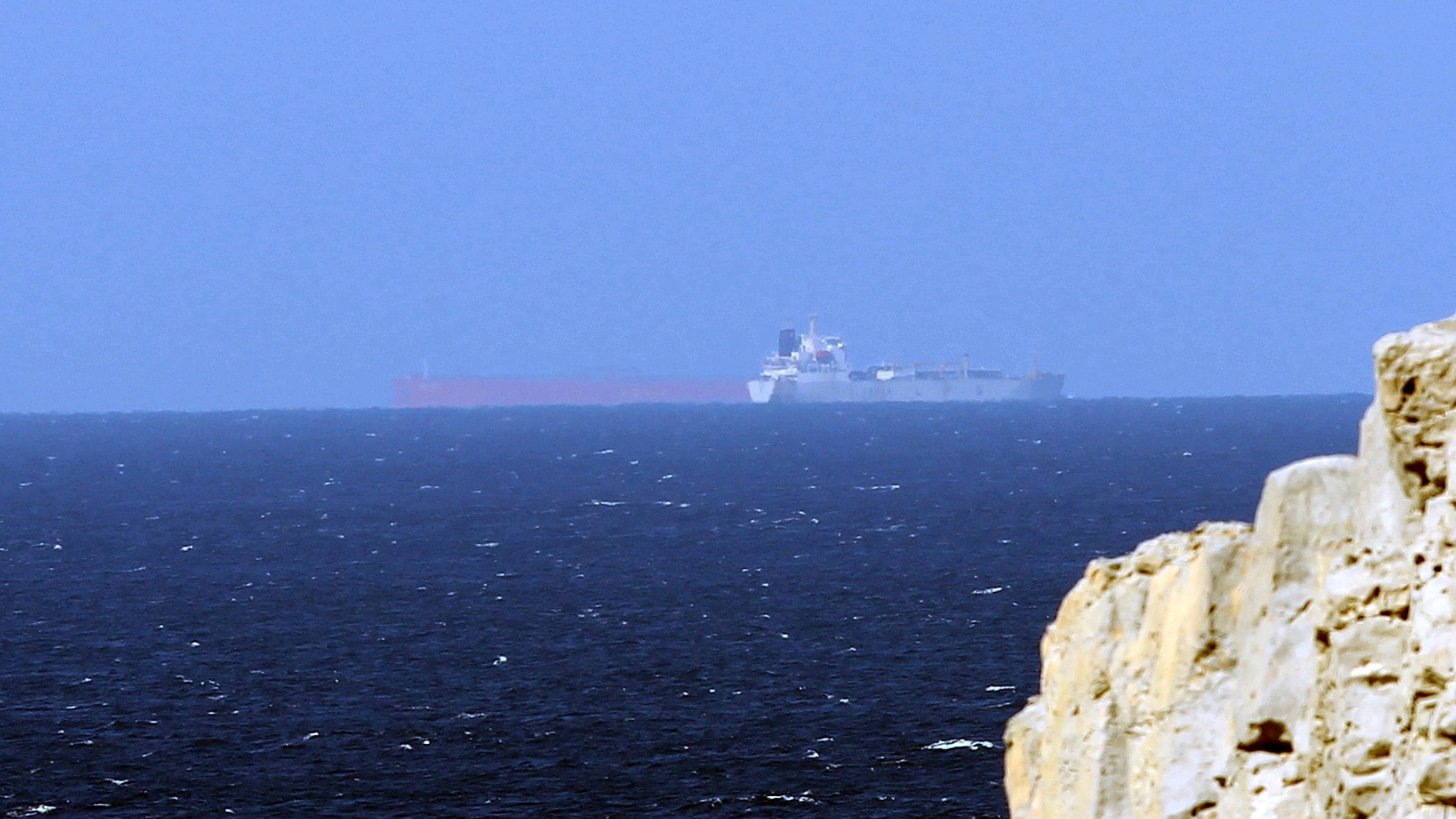 Imagen de archivo de petroleros cruzan el Estrecho de Ormuz. EFE/Ali Haider