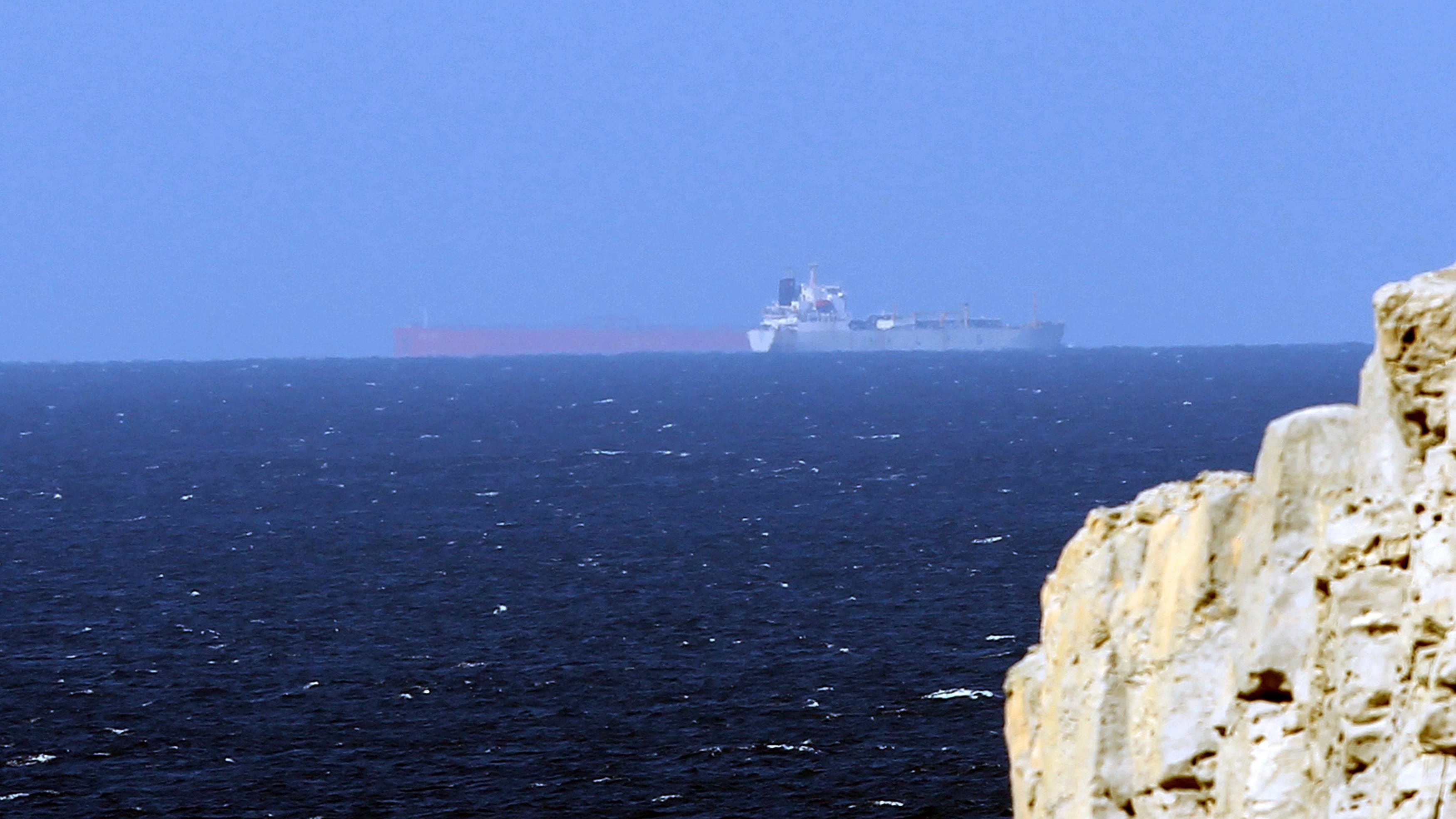 Imagen de archivo de petroleros cruzan el Estrecho de Ormuz. EFE/Ali Haider