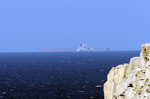 Reanudan con cautela tráfico en el estrecho de Ormuz tras tregua entre Estados Unidos e Irán