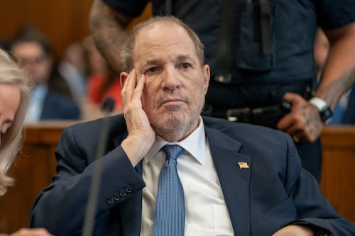 Fiscales buscan nuevo juicio para Weinstein en septiembre