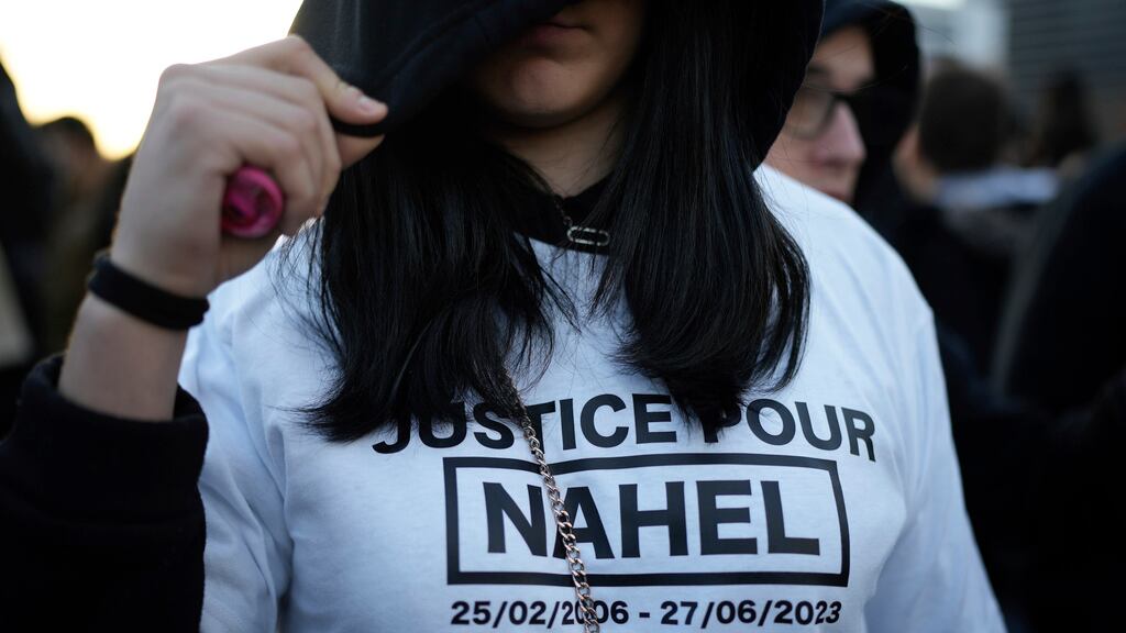 Un manifestante viste una camiseta con la leyenda "Justicia para Nahel" durante una protesta convocada por la madre de Nahel M, un adolescente de 17 años que fue asesinado a tiros por la policía en junio, después de que el agente sospechoso en el caso fue dejado en libertad en lo que se completa la investigación, el domingo 19 de noviembre de 2023, en Nanterre, al oeste de París. (AP Foto/Lewis Joly)