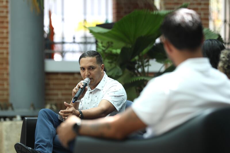 El director David Rosa Fonseca dice que se espera que en el próximo año cada habitación de la Escuela Especializada en Deportes del Albergue Olímpico cuente con un acondicionador de aire.
Foto por Brandon González Cruz | Centro de Periodismo Investigativo
