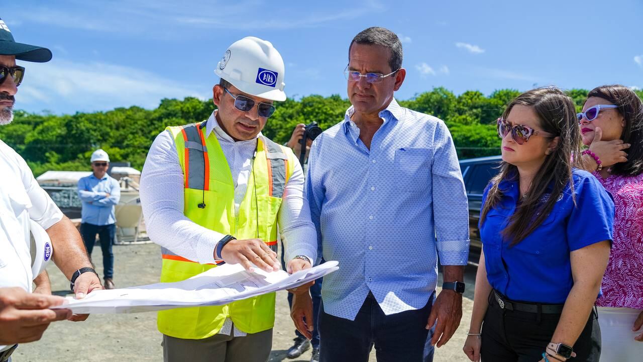 Gobernador Pierluisi inspecciona construcción de nuevo terminal de lanchas en Ceiba