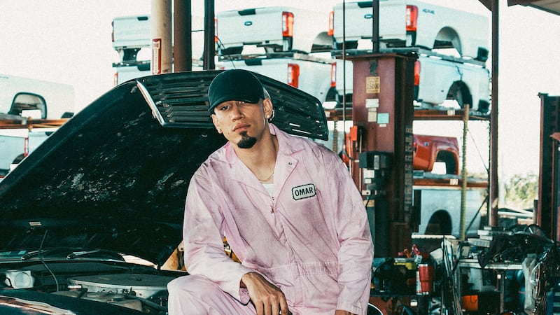 Omar Courtz inicia una nueva etapa en su carrera con “El Mundo Se Va A Acabar”