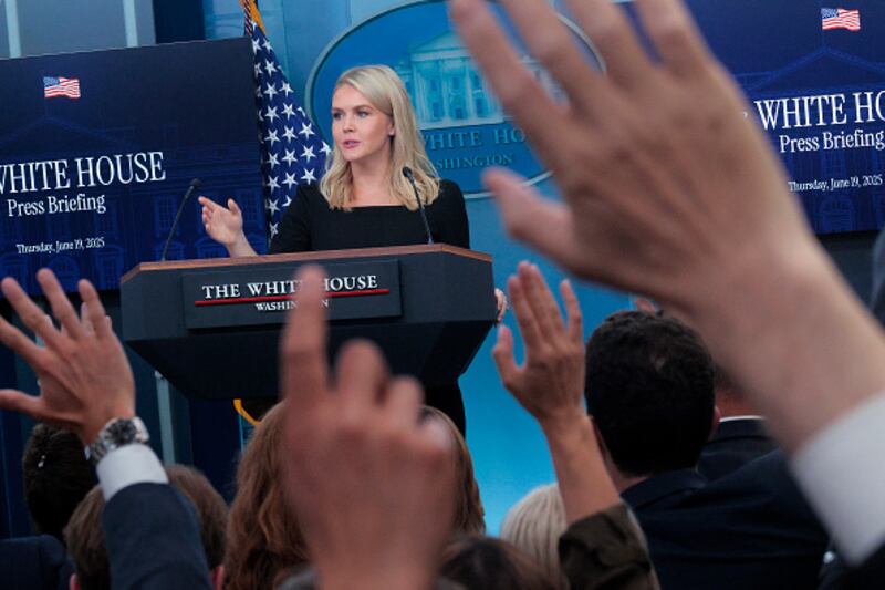 Karoline Leavitt, portavoz de la Casa Blanca, habla en conferencia de prensa sobre la posible intervención de EE. UU. en el conflicto entre Israel e Irán, Washington 2025.