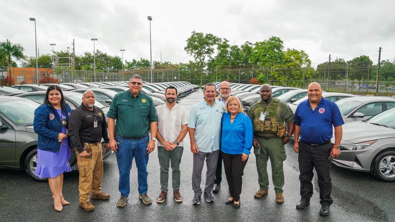 Gobernador entrega flota vehicular al Departamento de Corrección y Rehabilitación
