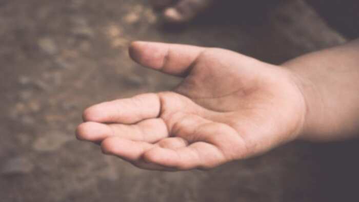 Niño pide dinero en la calle usando foto de Anuel AA