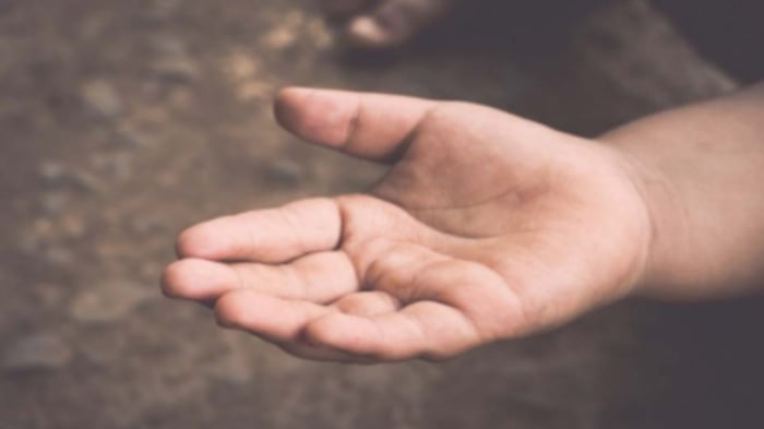 Niño pide dinero en la calle usando foto de Anuel AA