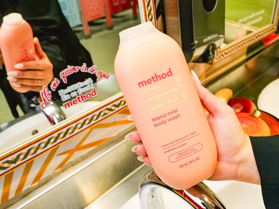 Method convierte el baño del Coliseo en una experiencia multisensorial Pa’l Recuerdo