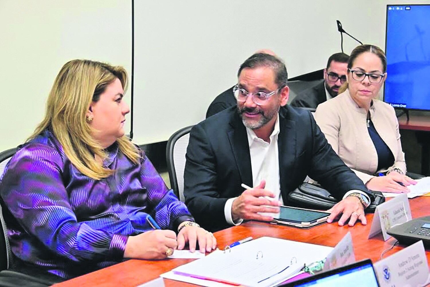 La Gobernadora autorizó al Eduardo Soria Rivera a comparecer como perito únicamente en ocho casos que habían discutido en el proceso de evaluación para su nombramiento como director ejecutivo de COR3. La foto es de una reunión con el equipo de FEMA a finales de enero.
Foto suministrada