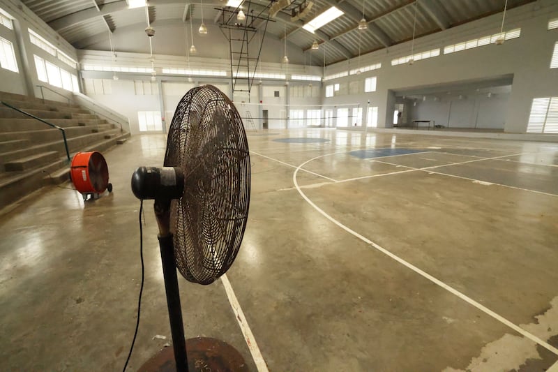La cancha bajo techo de la Escuela Ecológica de Culebra cuenta con abanicos.