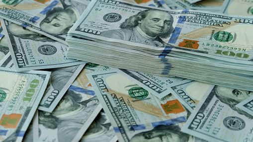 Trabajadores compiten en una empresa por dinero en efectivo