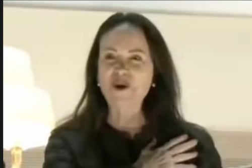 María Corina llega a Oslo de madrugada y seguidores cantan el himno entre lágrimas