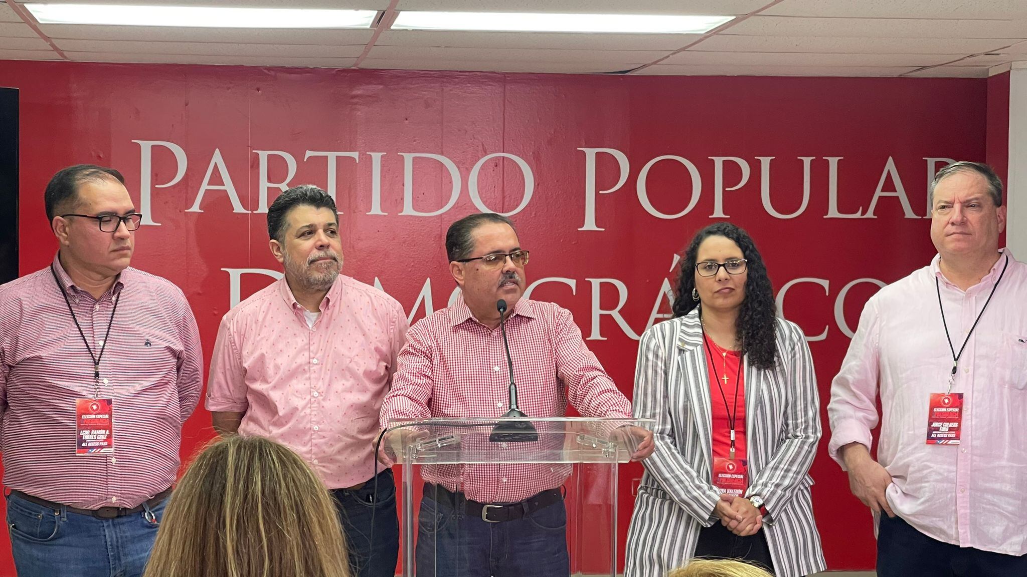 Al centro, José Luis Dalmau, saliente presidente del PPD