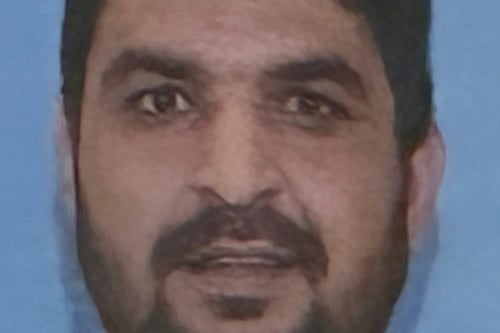 Hombre afgano acusado de disparar a guardias nacionales se declara no culpable desde hospital