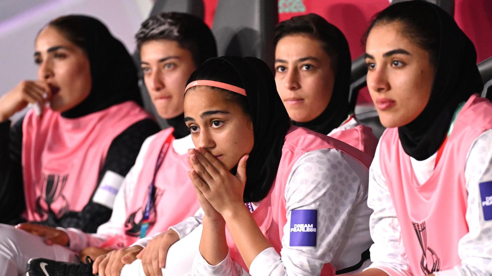 Las jugdaoras de la selección iraní de fútbol observan el partido de la Copa Asia entre Corea del Sur e Irán en Australia, el pasado 2 de marzo. SOLO USO EDITORIAL. NO EN AUTRALIA Y NUEVA ZELANDA.