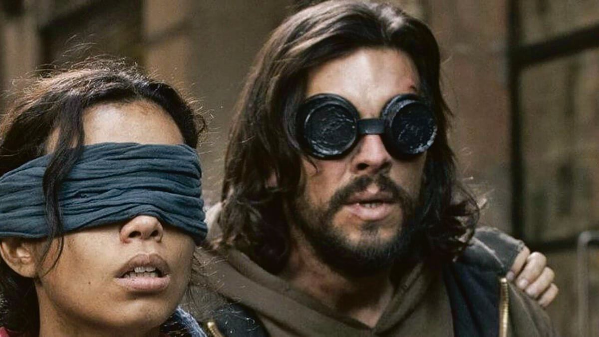 Imagen de Bird Box: Barcelona, presentando a Mario Casas con gafas totalmente negras.