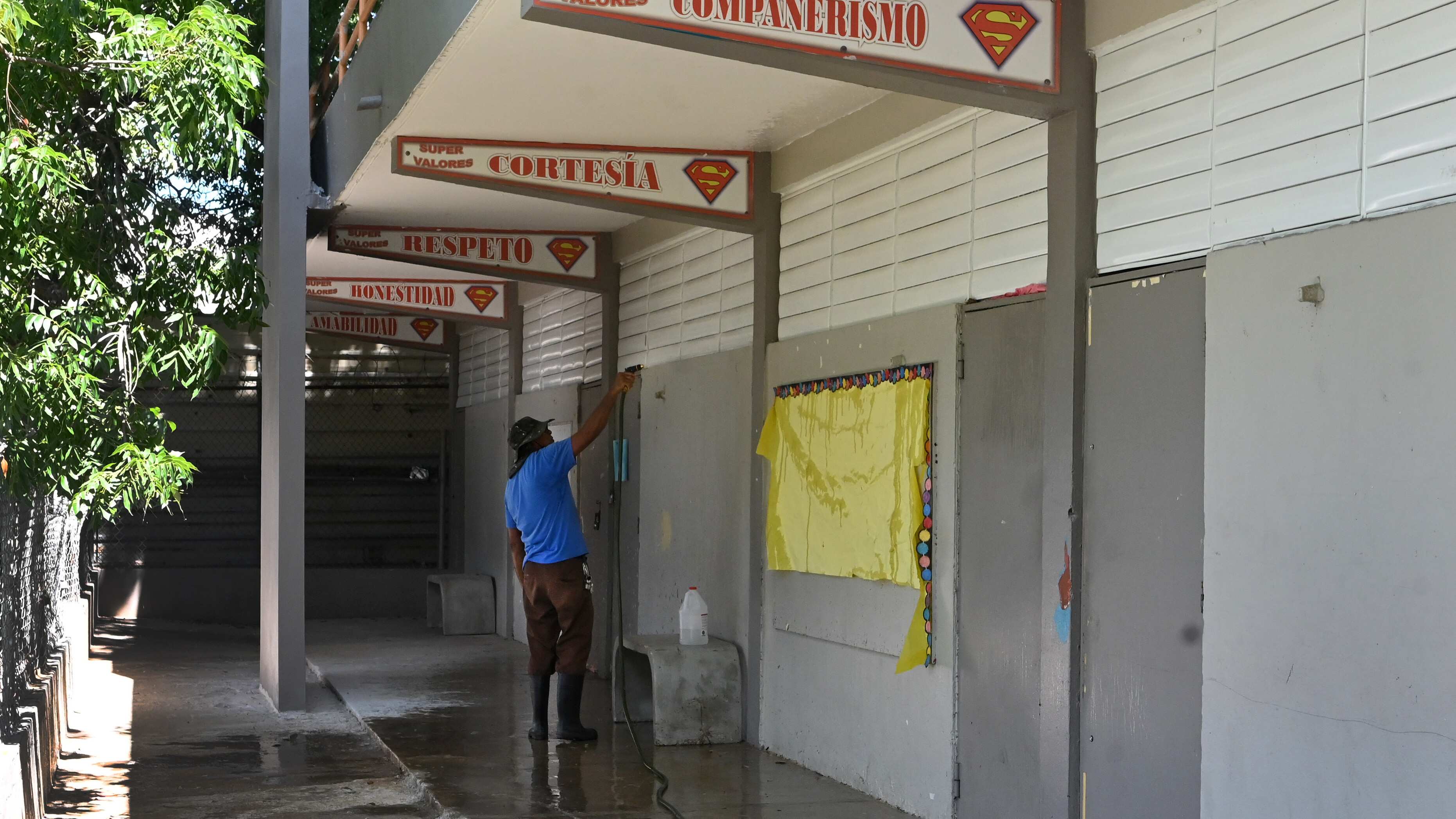 Preparativos para el comienzo de clases. Escuela Ramos Antonini