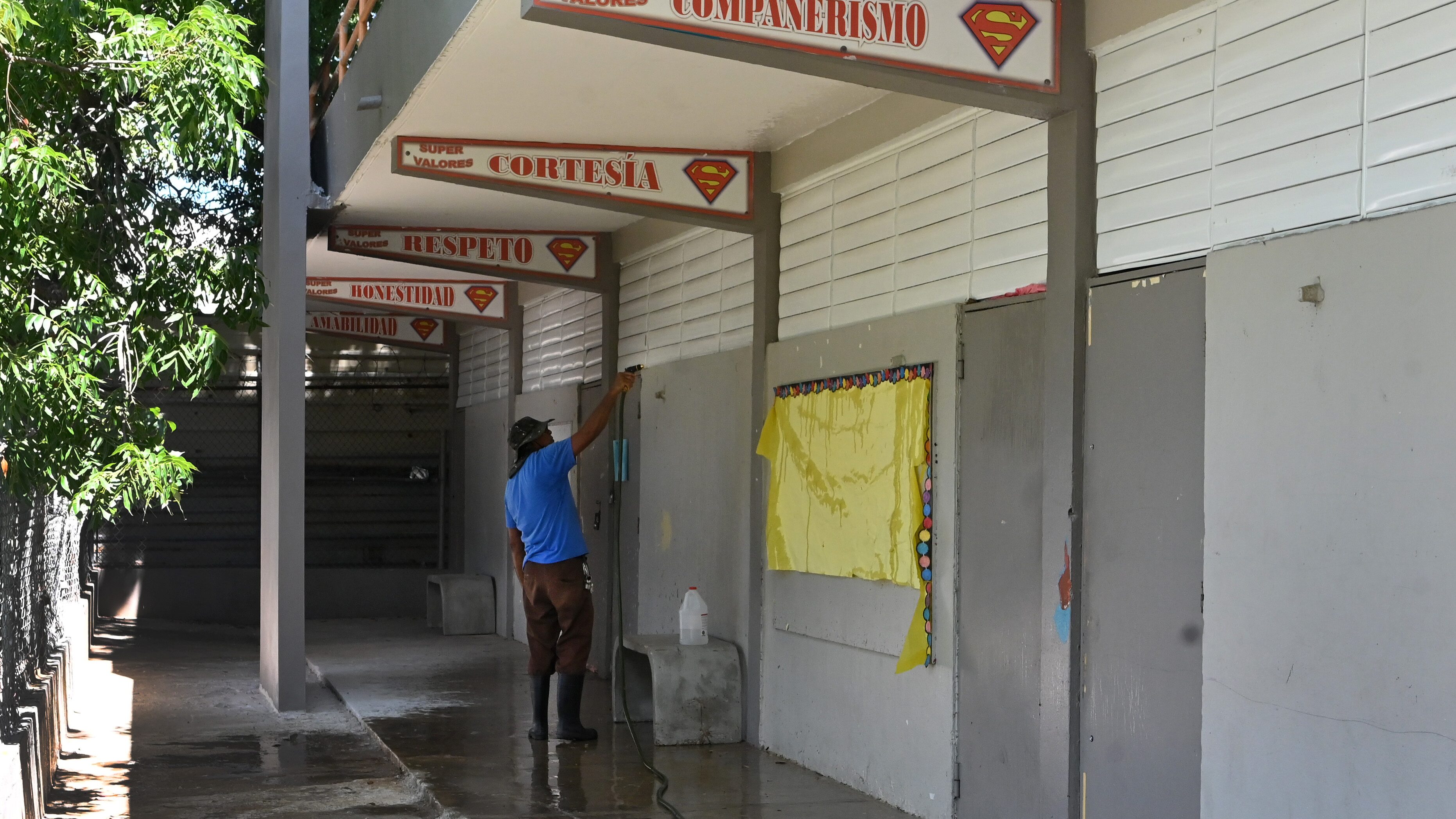 Preparativos para el comienzo de clases. Escuela Ramos Antonini