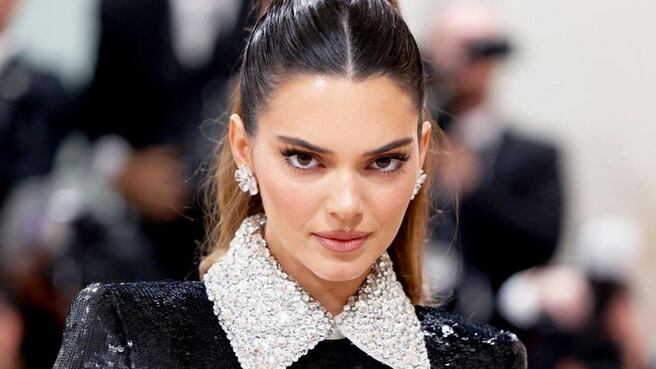 Dejó las transparencias para lucir al estilo Merlina.