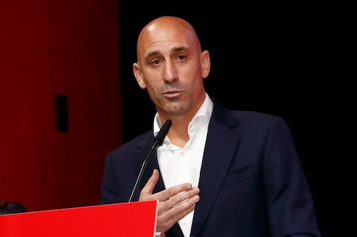 FIFA suspende a presidente de Federación Española tras beso a futbolista en el Mundial