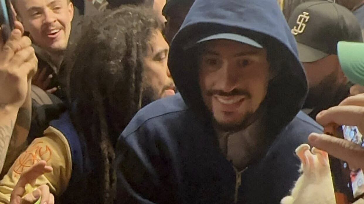 Bad Bunny sorprende con su visita en el bar Toñitas, ubicado en Brooklyn.