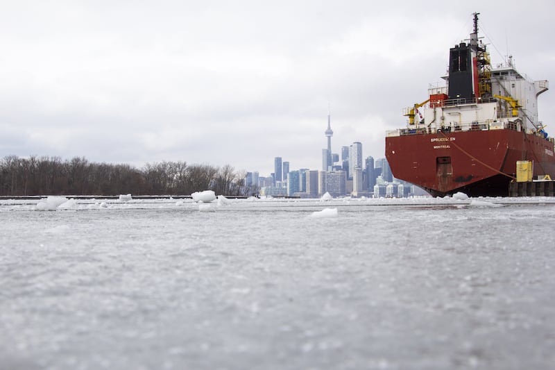 Un barco de carga atraviesa el congelado lago Ontario este lunes, en Toronto (Canadá). EFE/ Julio César Rivas