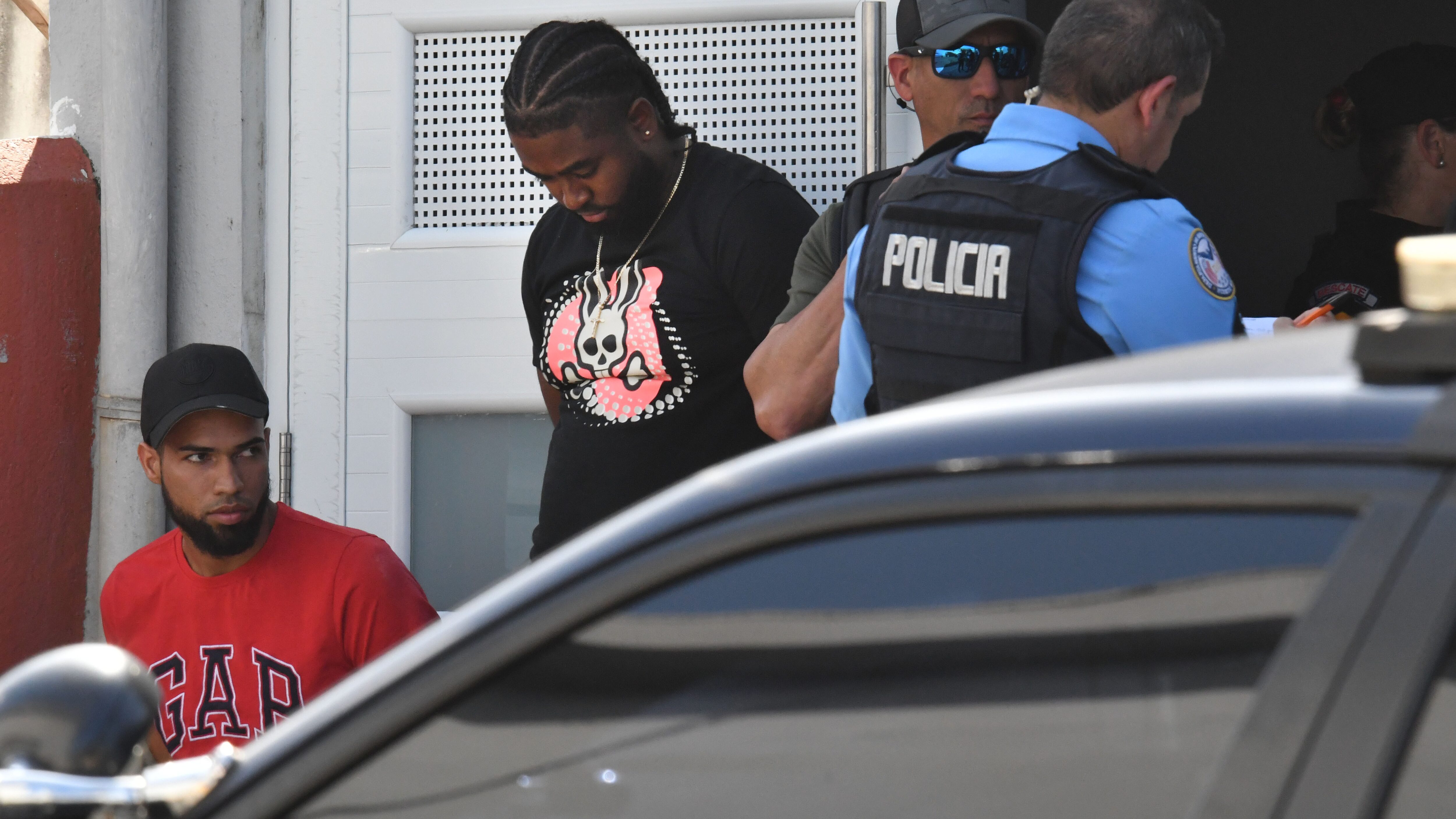 Detenidos mientras se realiza un allanamiento.  Villa Palmeras