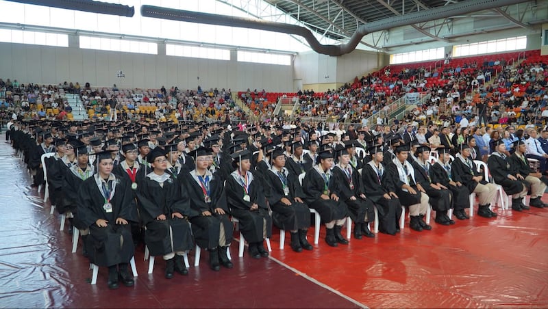 Gradúa a cientos de cadetes en emotiva ceremonia de transformación.