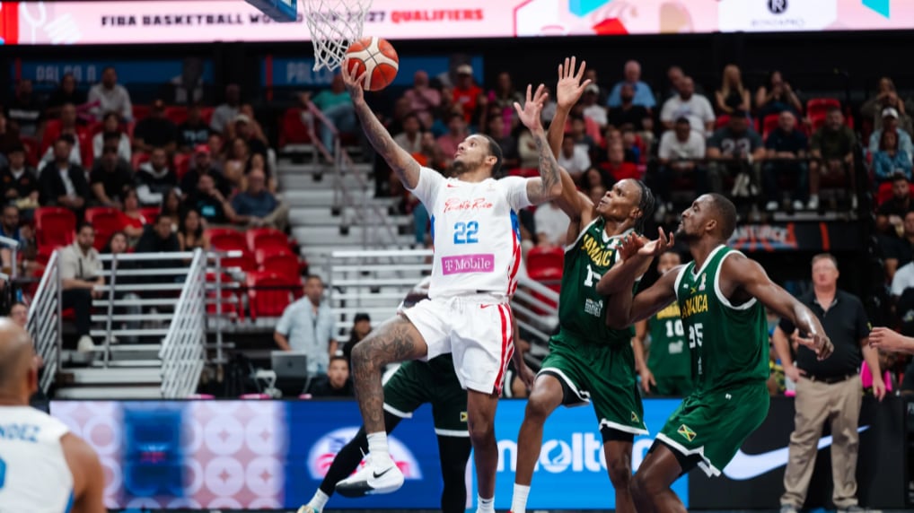 La selección de baloncesto de Puerto Rico ante Jamaica en el Coliseo Roberto Clemente.